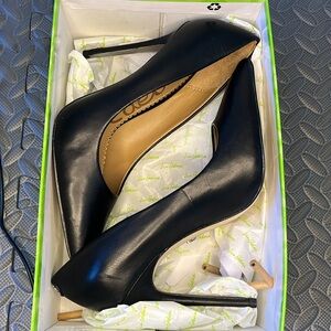 Black Sam Edelman heels. Size 7.5 med. 4.25” heel. Good condition.